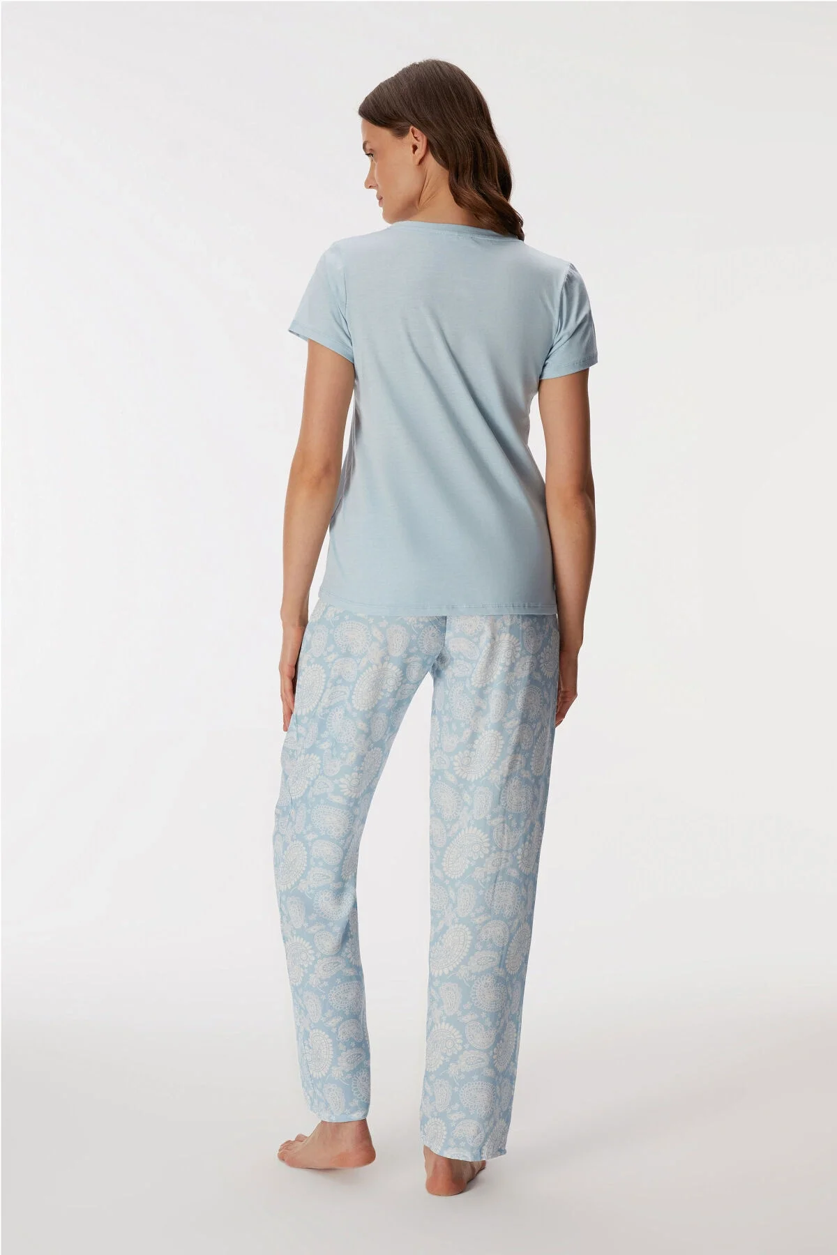 Anıl marka 11351 kadın pijama takım, açık mavi renk, paisley desenli pantolon ve V yaka tişört, rahat uyku giysisi