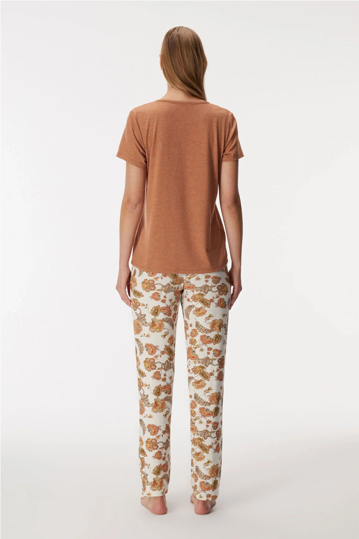 Anıl marka 11364 kadın pijama takımı, kahverengi tişört ve floral desenli pantolon, rahat uyku giyimi