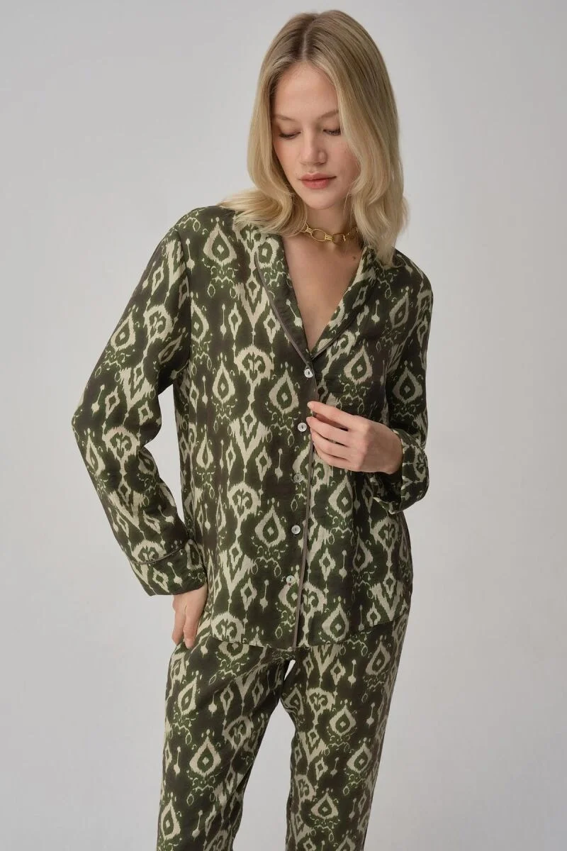 Biyeli baskılı yeşil kadın pijama takımı, Pierre Cardin markası, uzun kollu üst ve pantolon, modern günlük iç giyim