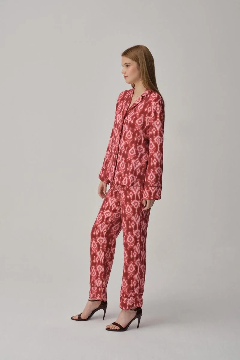 Rumba desenli kırmızı biyeli kadın pijama takımı, Pierre Cardin markası, tam vücut görünümü, zarif ve modern stil