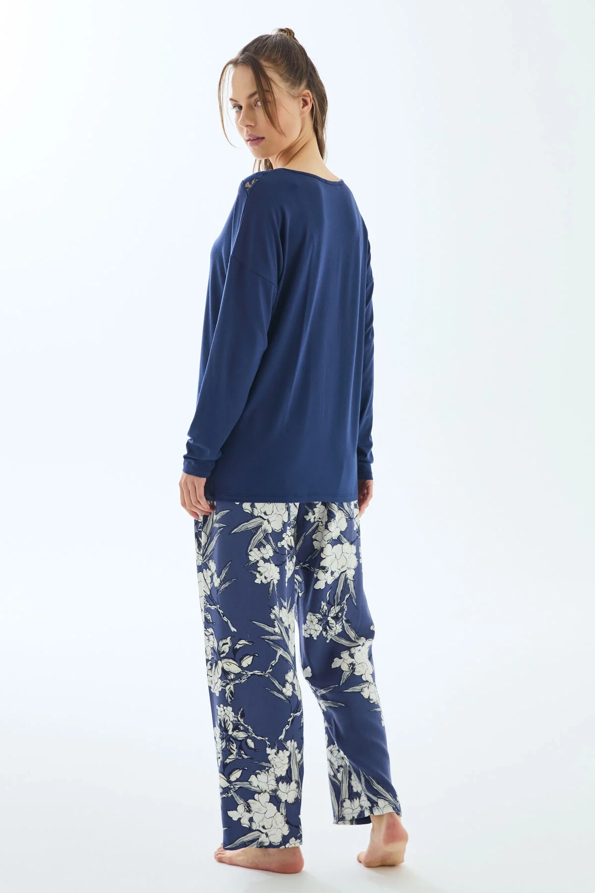 Anıl 11499 kadın uzun kollu pijama takımı, mavi zeminde beyaz çiçek deseni, dantel detaylı üst, rahat pantolon, gece giyimi