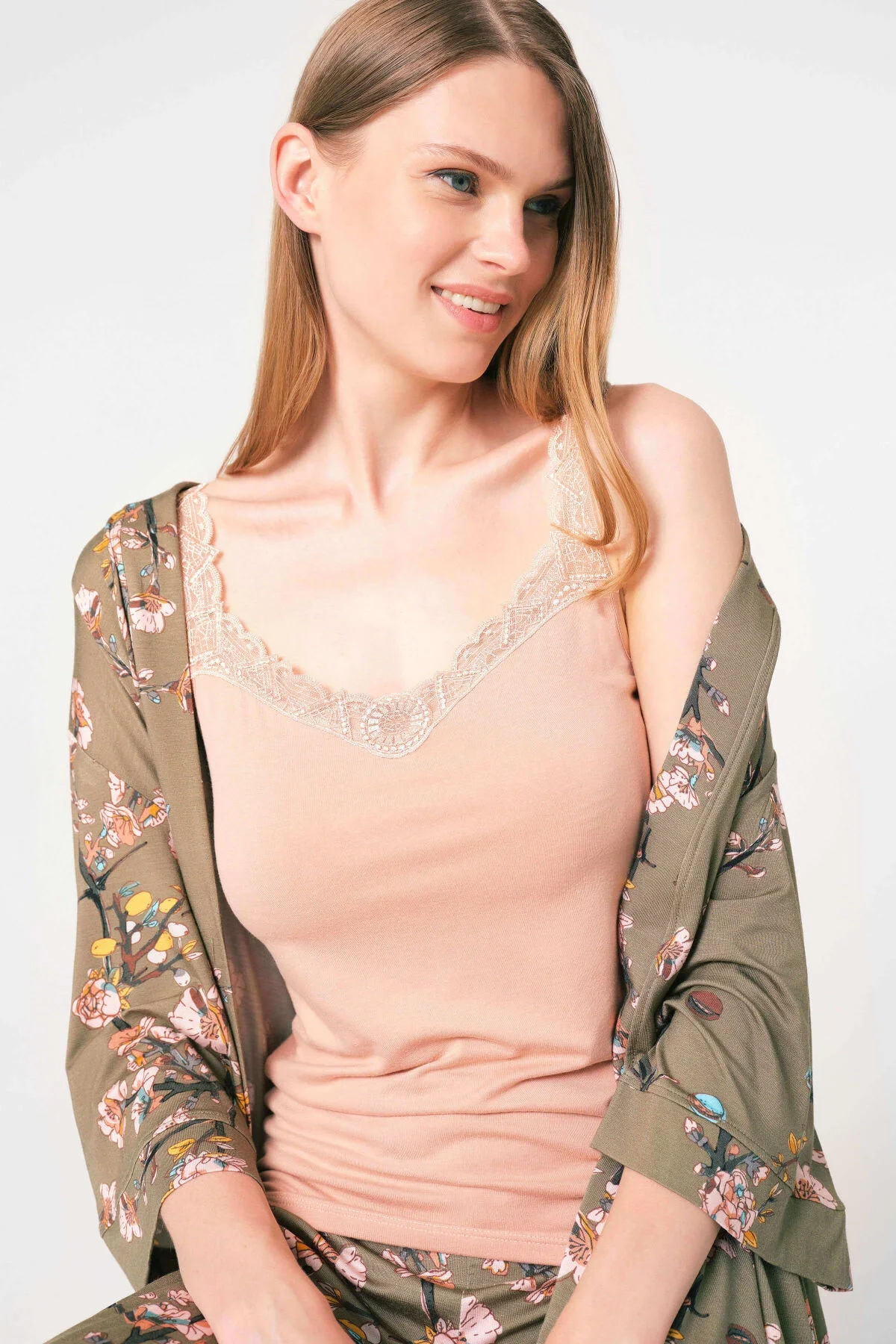 Anıl 5792 kışlık örme pijama takımı, yeşil çiçek desenli, dantel detaylı, normal bel bağlamalı, kadın pijama seti