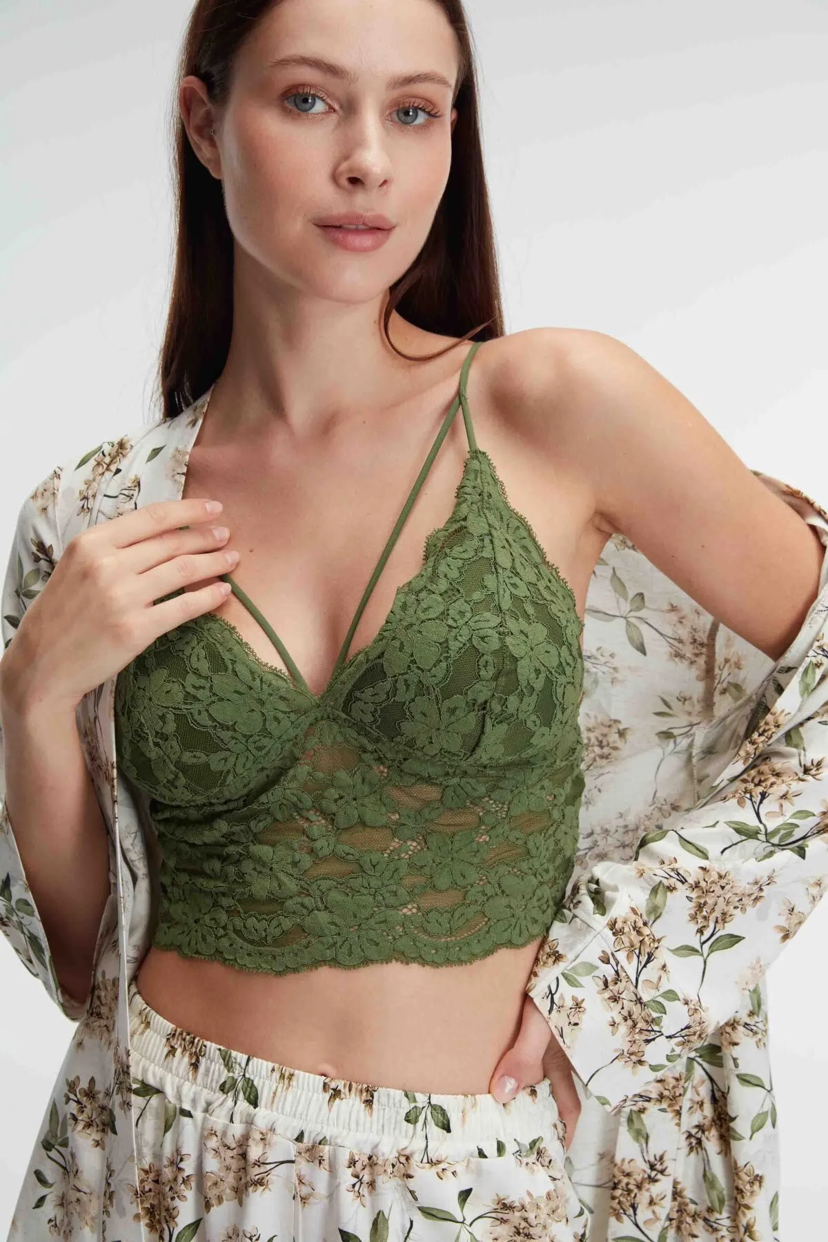 Yeşil dantelli çiçek desenli Anıl 5829 kadın pijama takımı, V yaka, dokuma ve askılı detaylı gecelik ve sabahlık seti