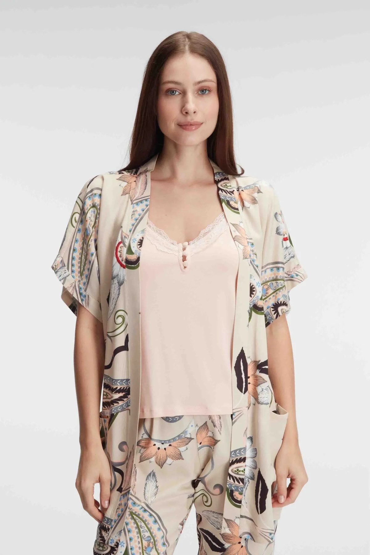 Anıl 5840 Kadın Viskon Çiçek Desenli Dantel Detaylı Pijama Takımı, yazlık sabahlık, ip askılı V yaka, floral motif, bej tonlarda