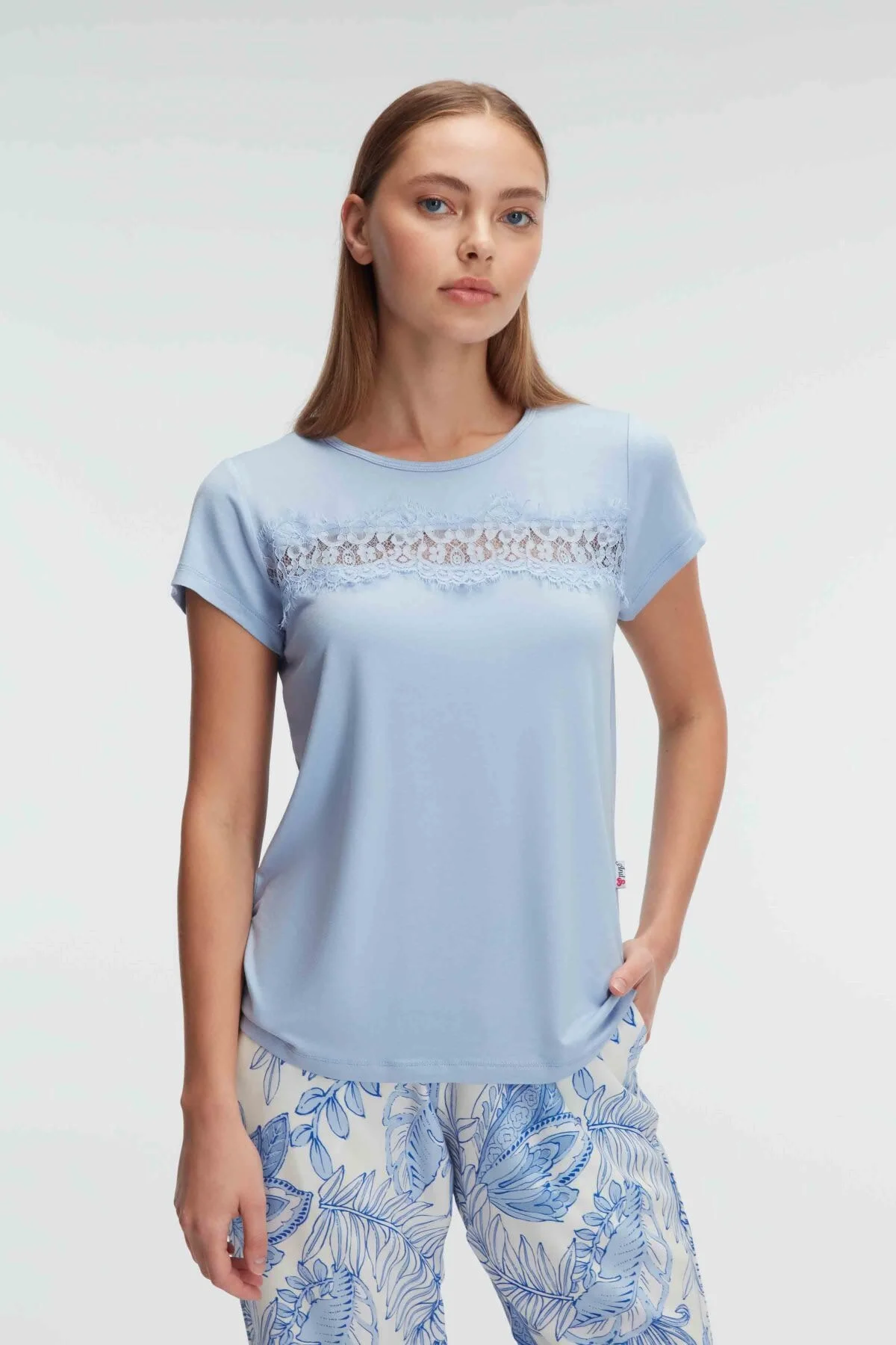 Anıl 9885 kısa kol bisiklet yaka kadın pijama takımı, mavi çiçek desenli dantel detaylı yazlık pijama, beyaz ve mavi tonlarda