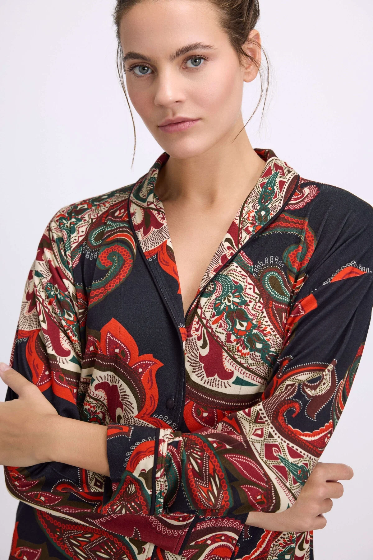 Anıl marka kadın desenli uzun kollu pijama takım, kırmızı ve siyah paisley desen, model ön görünüm