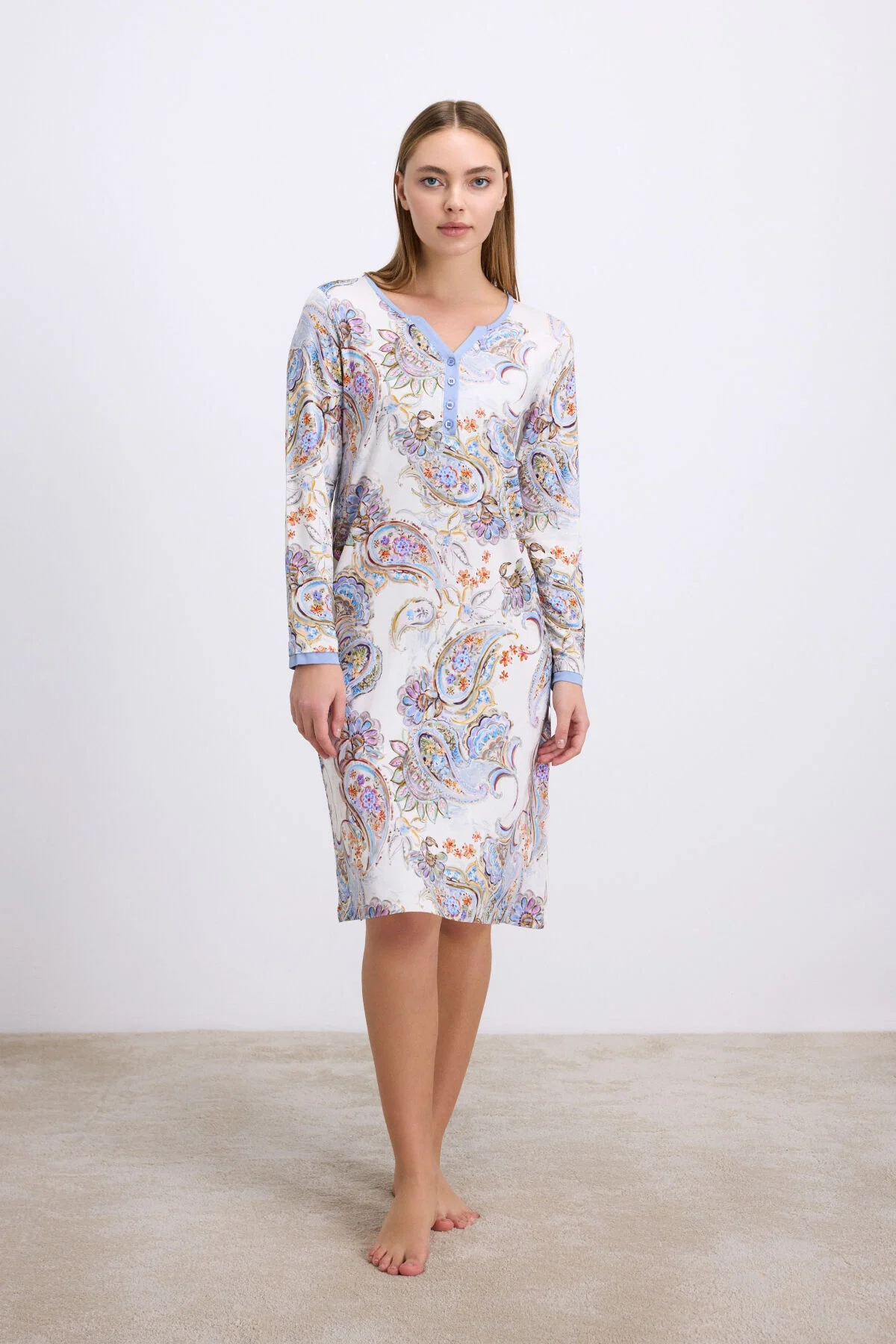 Anıl Anıl Kadın Desenli Uzun Kollu Viskon Gecelik – Düğme Detaylı, Yumuşak ve Nefes Alabilen Kumaş 11570 Gecelik Sabahlık Takım Toptan