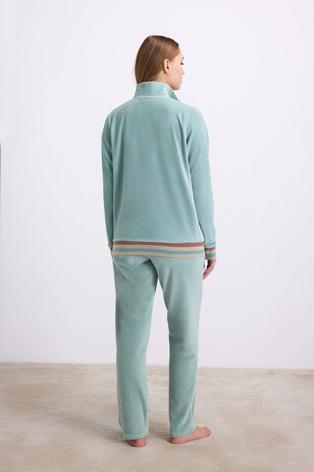 Anıl marka kadın kadife dokulu uzun kollu pijama takımı, açık mavi renk, zip detaylı, rahat giyim stili