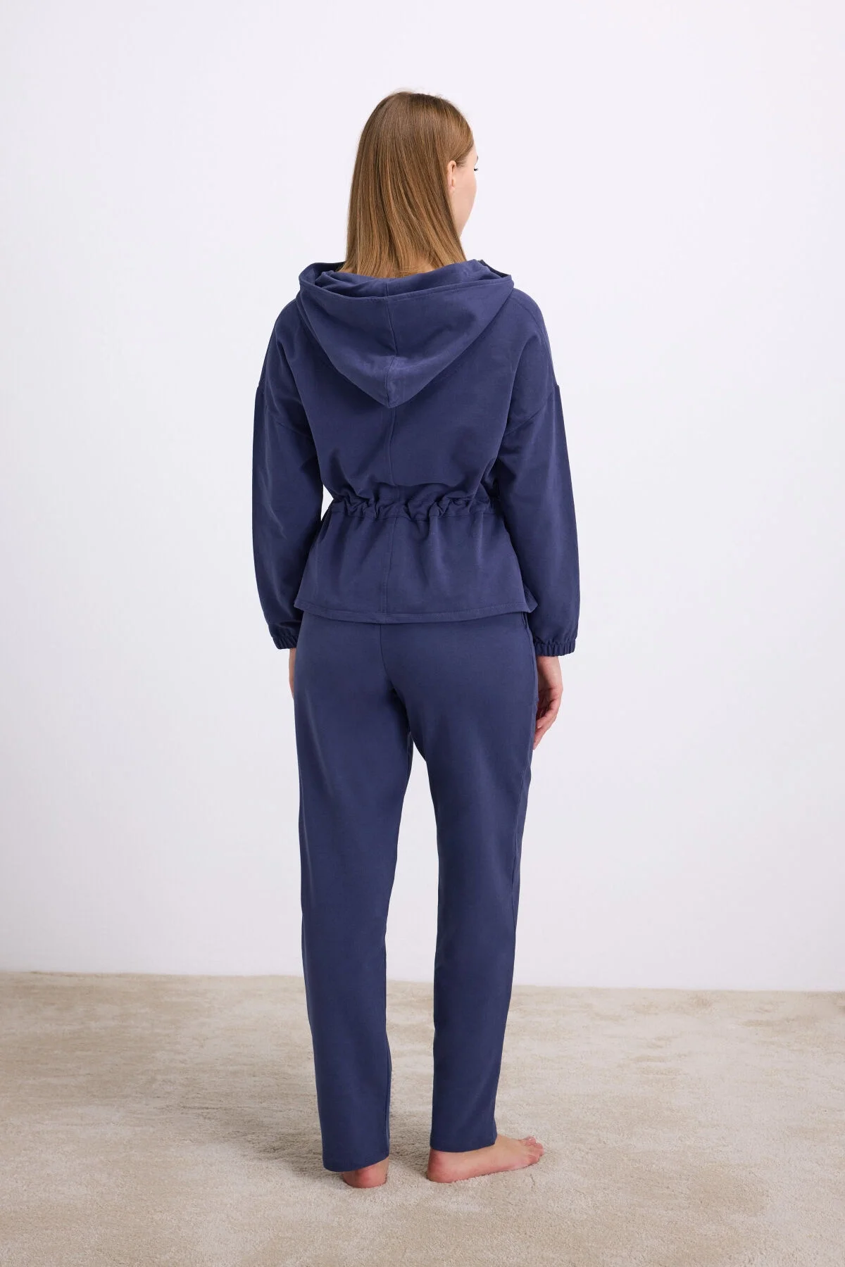 Anıl marka mavi kapüşonlu fermuarlı sweatshirt ve pantolon takımı, kadın pijama seti, erişilebilirlik odaklı görsel ürün fotoğrafı