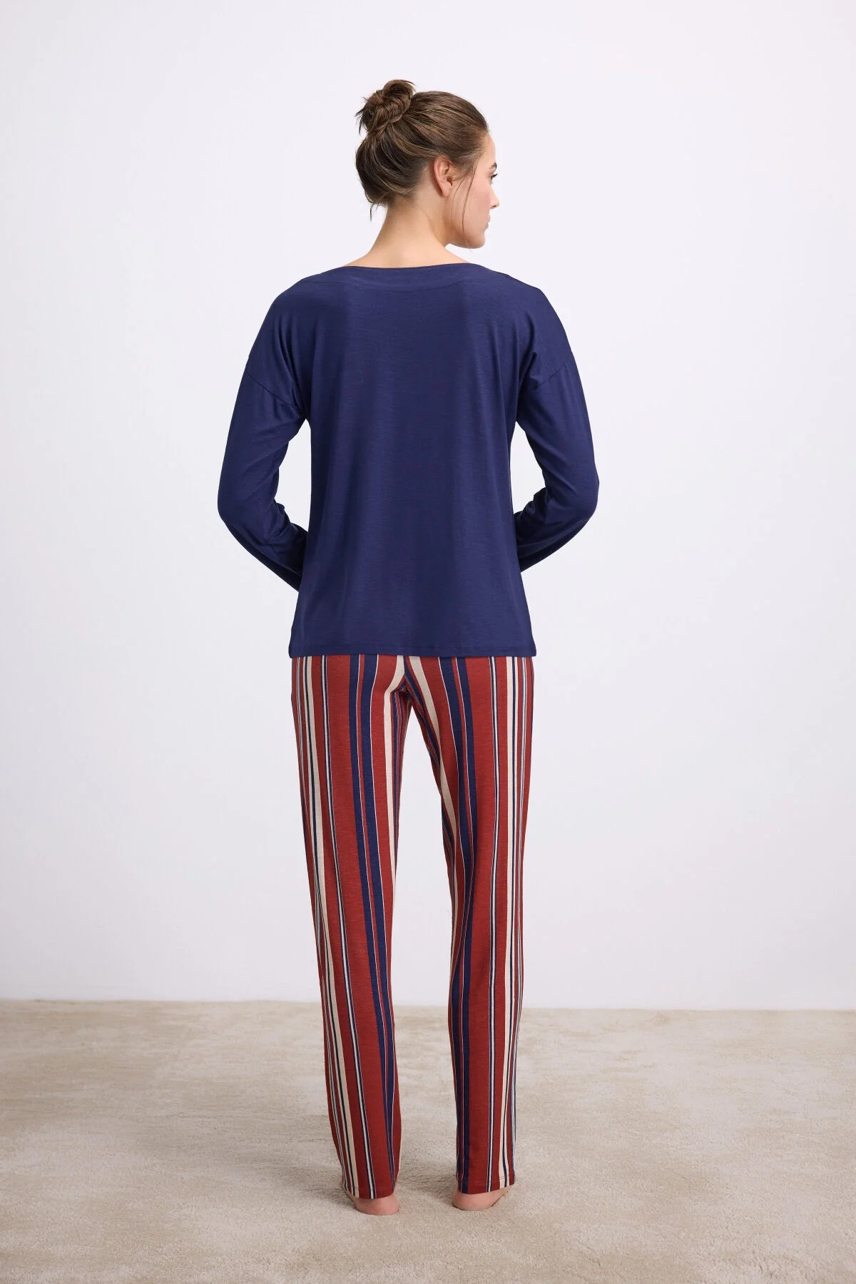 Anıl marka lacivert uzun kollu t-shirt ve çizgili pantolon pijama takımı, kadın uyku giyimi, model ön görünüm