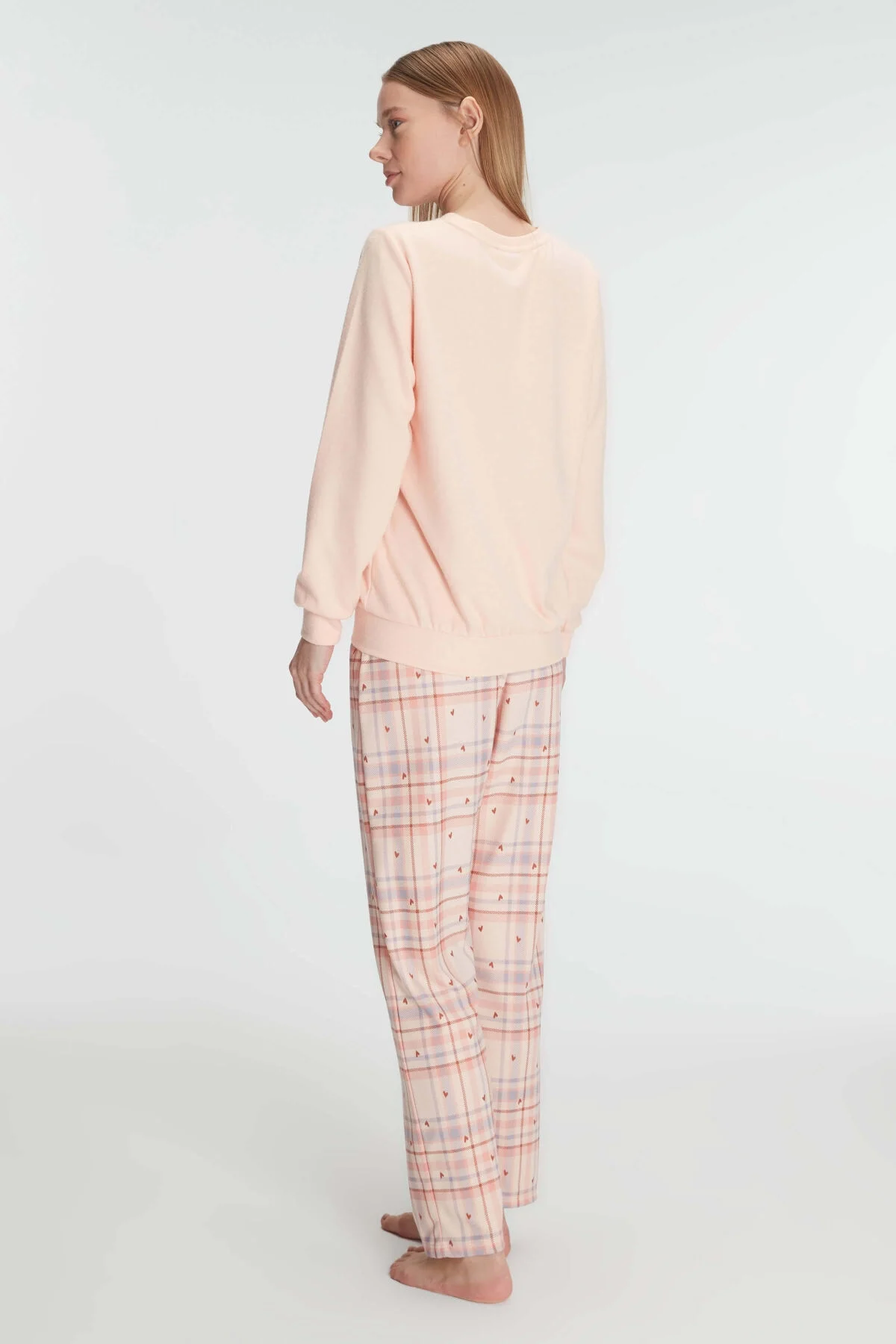 Anıl marka pembe kışlık uzun kollu pijama takımı, yumuşak dokulu, kare desenli pantolon ve 'Lovely Life' yazısı, kadın ev giyimi