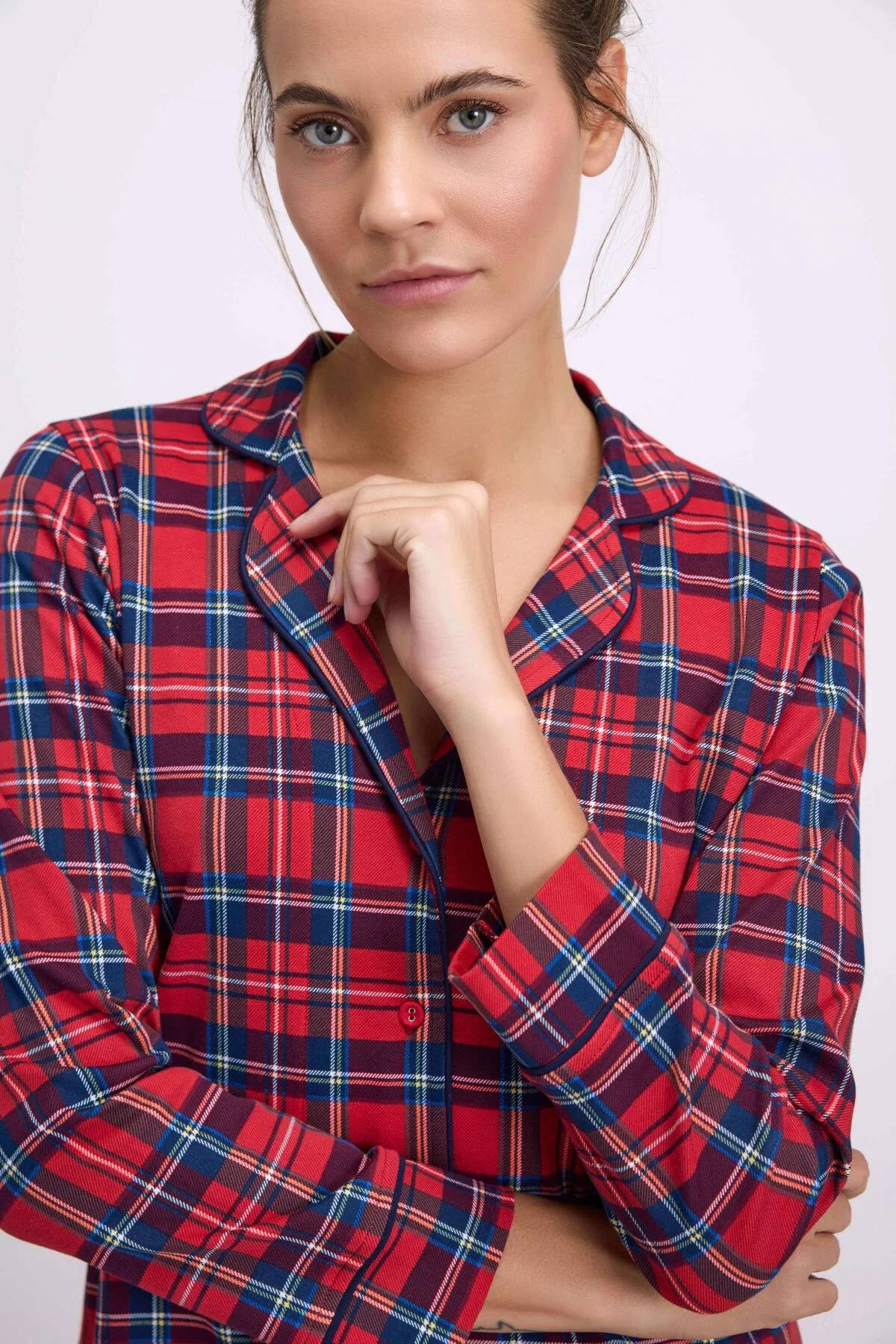Anıl marka kırmızı-koyu mavi kareli uzun kollu düğmeli pijama takımı, kadın model ön görünümü
