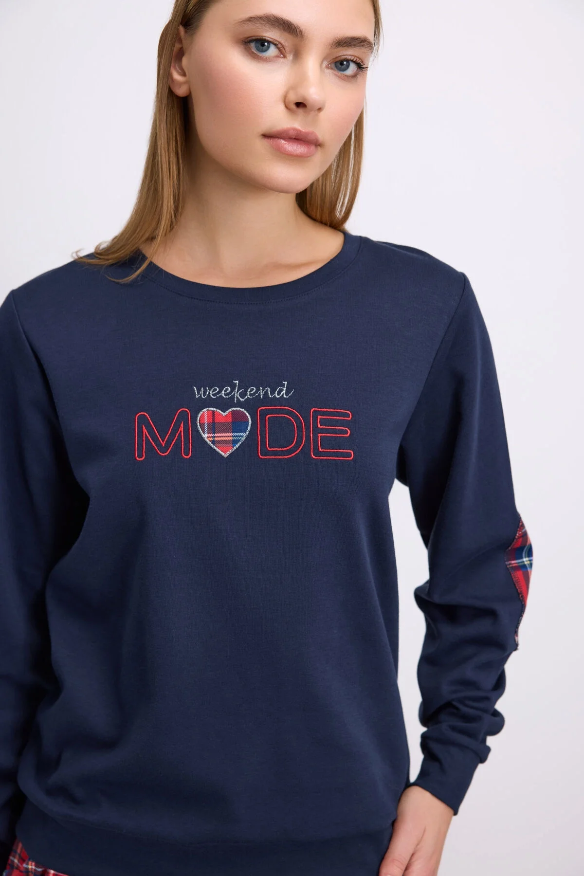 Anıl marka kadın uzun kol pijama takımı, koyu mavi sweatshirt ve kırmızı kareli pantolon, model ön görünüm