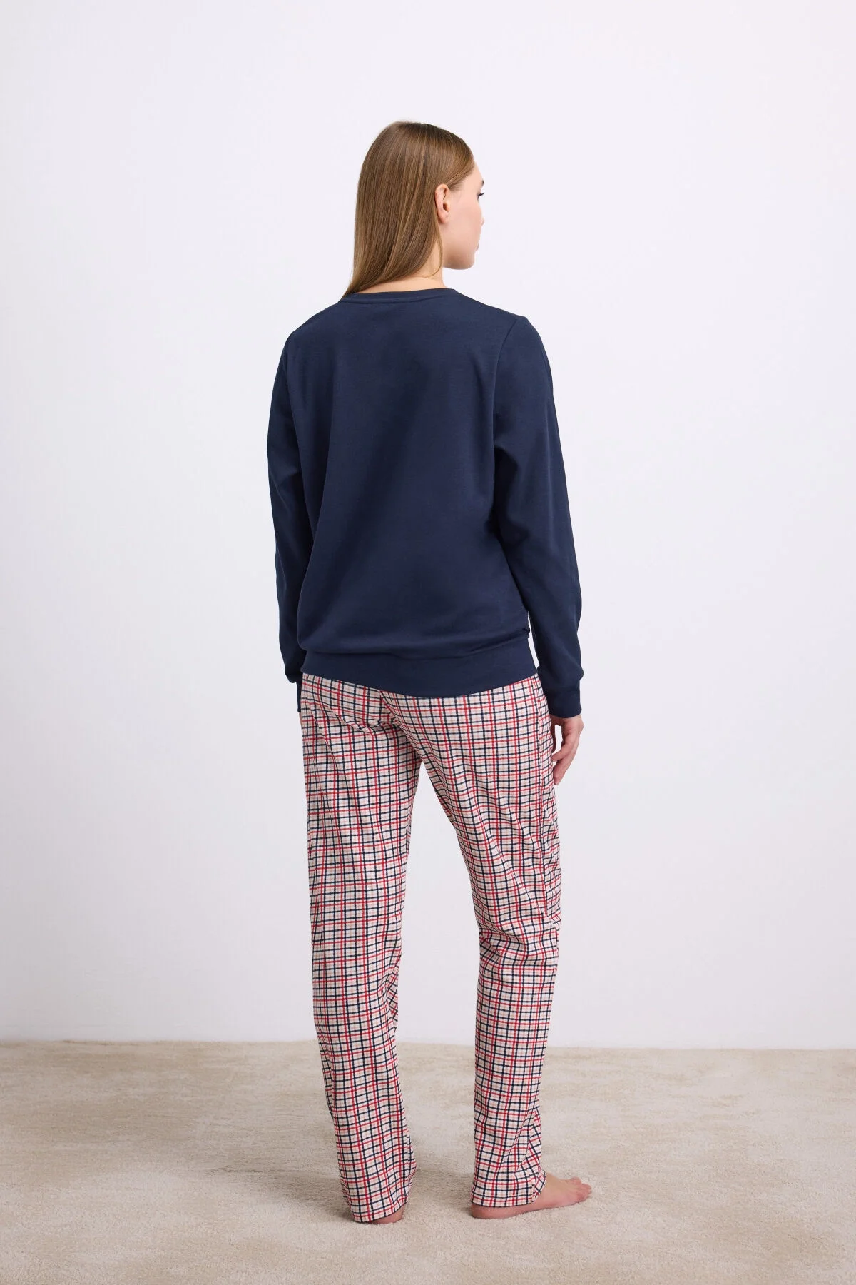 Anıl marka kadın uzun kol sweatshirt ve ekose pijama takımı, koyu mavi üst, kırmızı-krem desenli pantolon, rahat ev giyimi