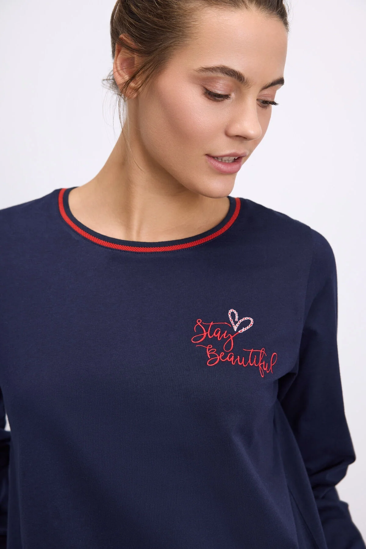 Anıl marka kadın uzun kol sweatshirt ve kalpli pantolon pijama takımı, mavi ve kırmızı desenli, rahat ev giyimi