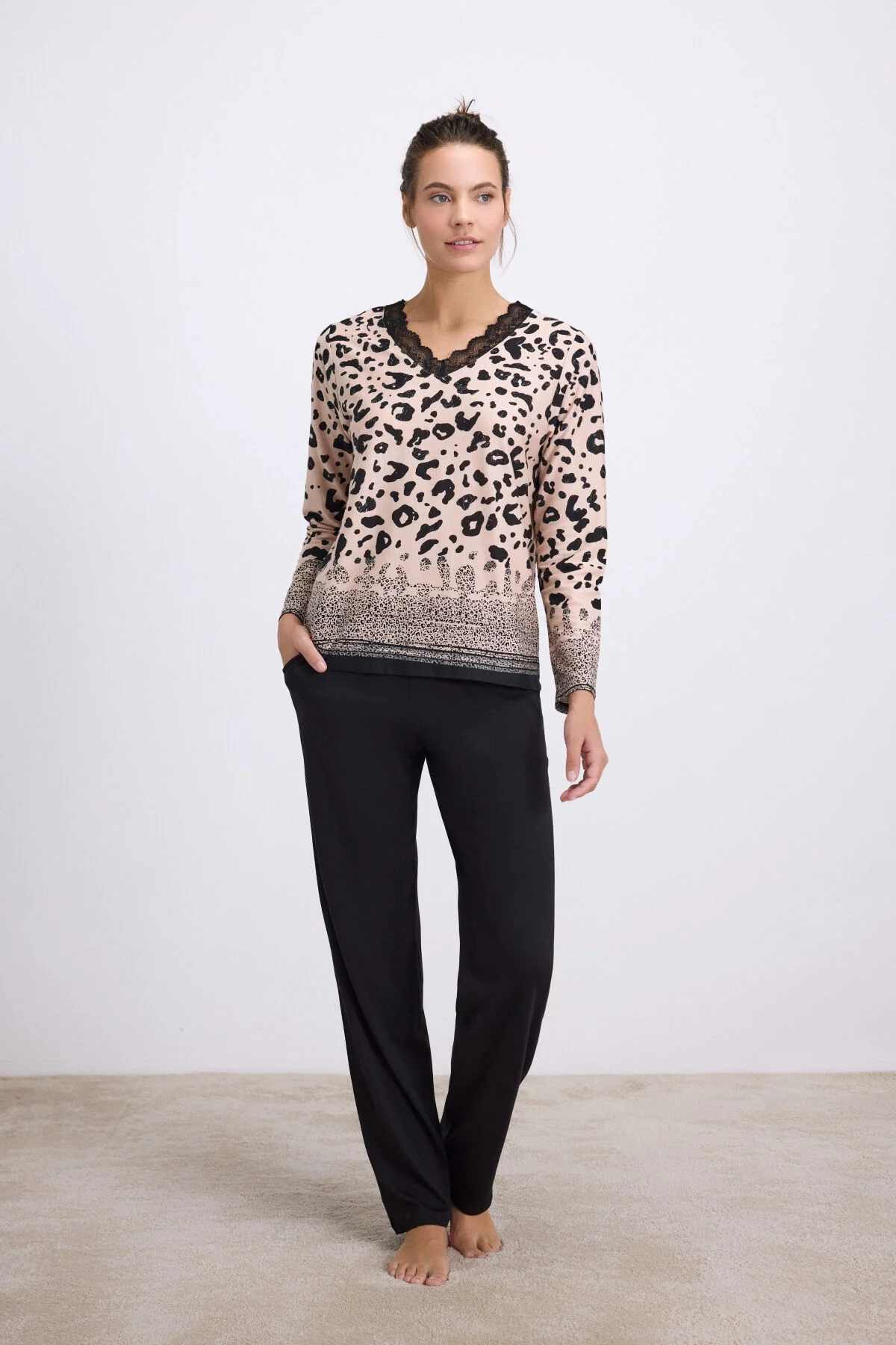 Anıl Anıl Kadın Uzun Kollu Dantelli Yaka Leopar Desenli T-Shirt ve Pantolon Pijama Takımı (11540) Pijama Takımları Toptan