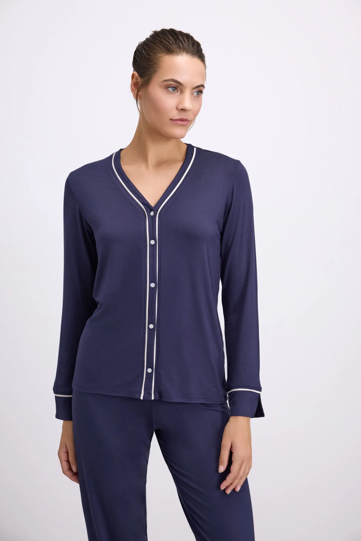 Anıl marka kadın uzun kollu tencel pijama takımı, koyu mavi, düğmeli, yumuşak dokulu, ön görünüm