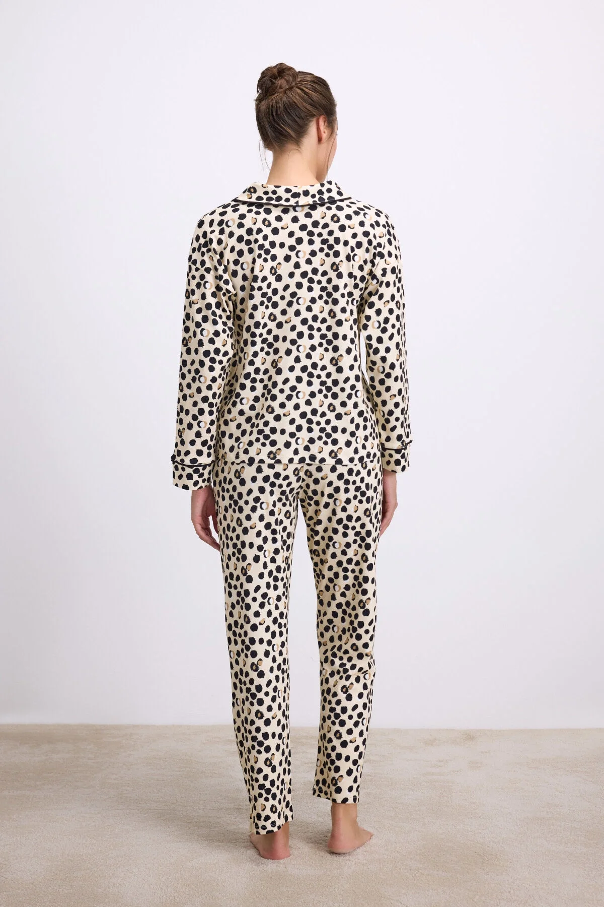 Anıl marka kadın uzun kollu leopar desenli pamuk pijama takımı, beyaz-kahverengi tonlarda, ön görünüm