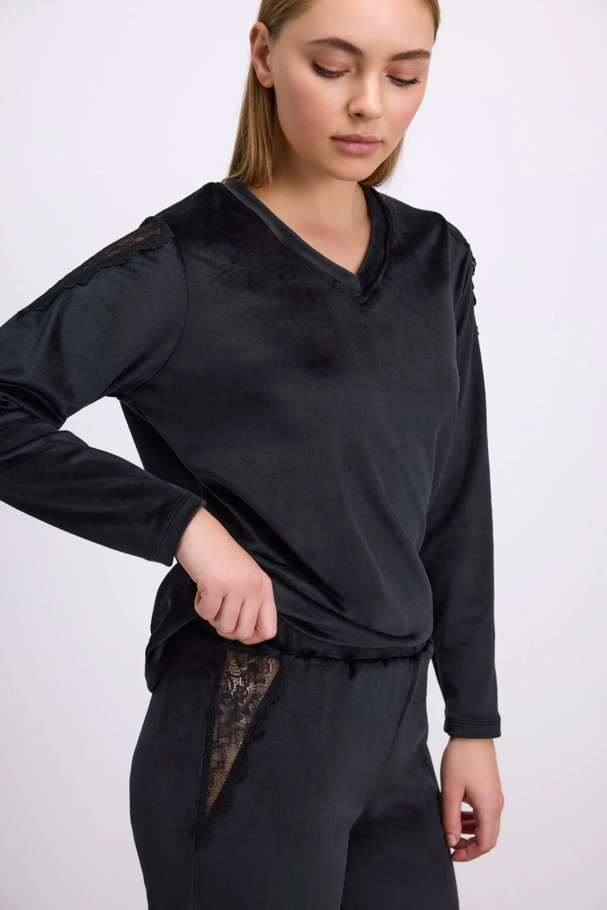 Anıl marka kadın uzun kollu siyah kadife pijama takımı, dantel detaylı tişört ve pantolon, model ön görünüm