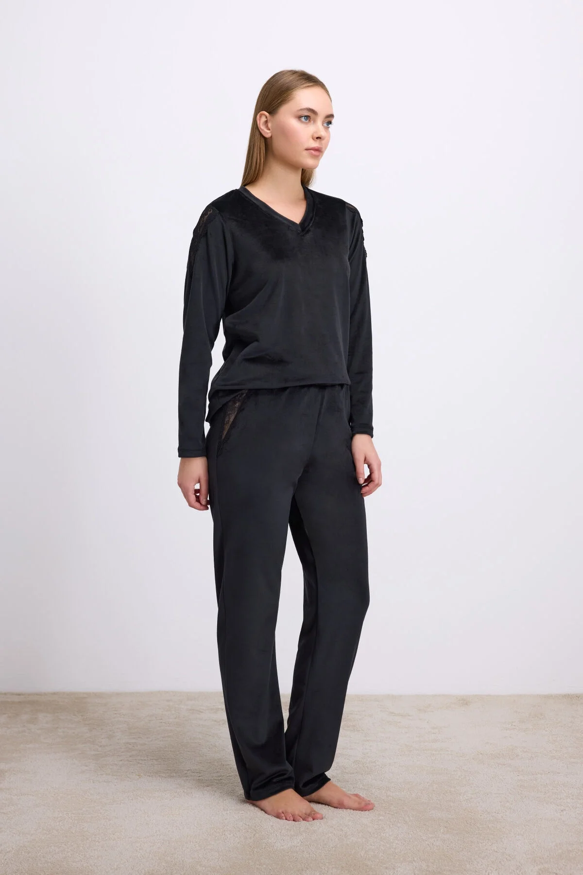 Anıl Anıl Kadın Uzun Kollu, Kadife Dokulu, Dantel Detaylı, Tişört ve Pantolon Pijama Takımı (11542) Pijama Takımları Toptan