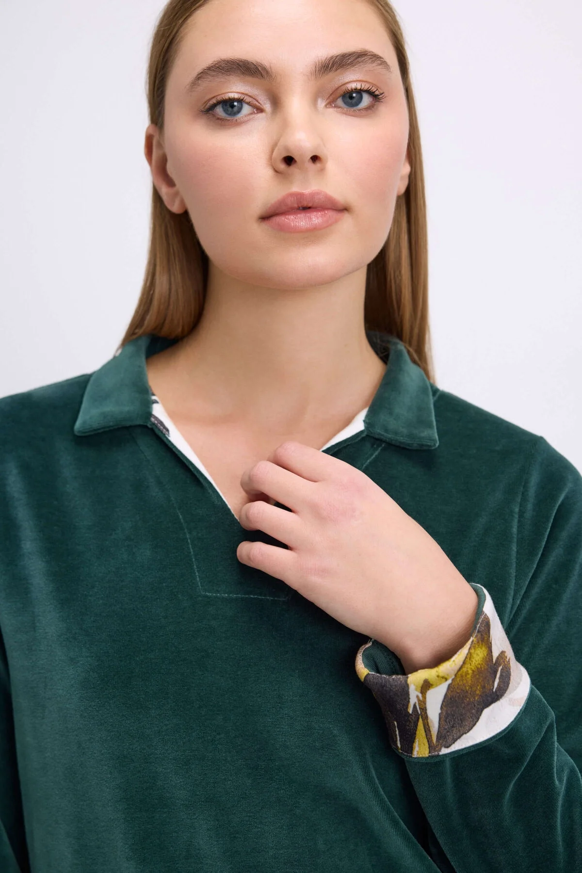 Yeşil kadife pijama takım seti, Anıl marka uzun kollu sweatshirt ve pantolon, kadın ev giyimi, yumuşak dokulu, model ön görünüm