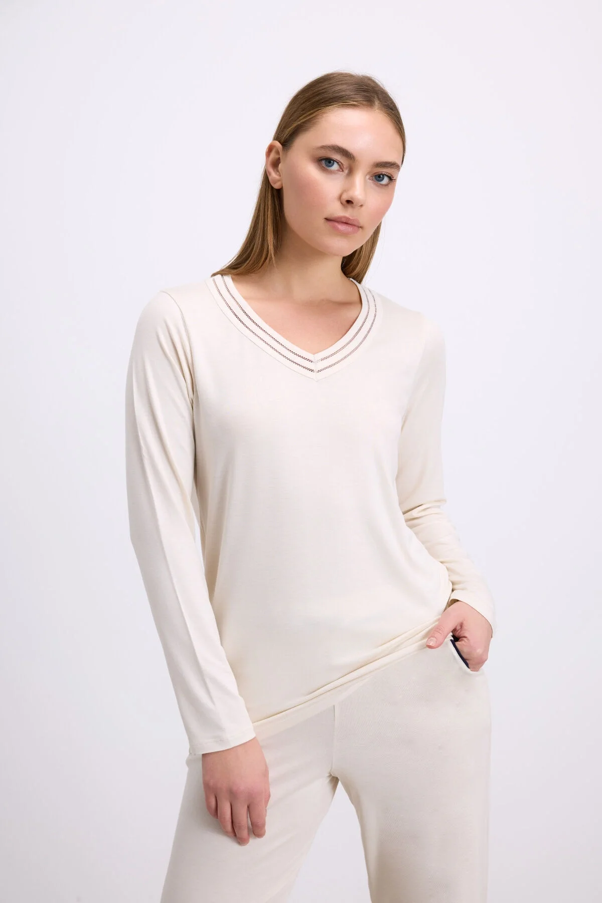 Anıl Kadın Uzun Kollu Pijama Takımı, Şık V Yaka ve Minimal Tasarım, Bej Renk, 11616