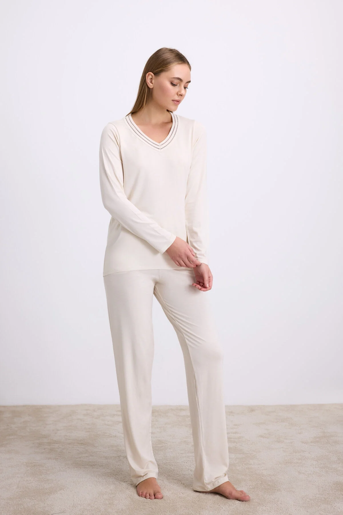 Anıl Kadın Uzun Kollu Pijama Takımı Şık V Yaka ve Minimal Tasarım (11616)