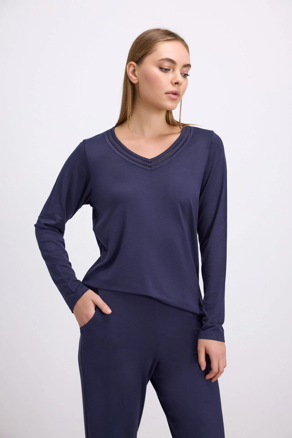 Anıl marka kadın uzun kollu pijama takımı, şık V yaka ve minimal tasarımlı, koyu mavi renk, toptan satış
