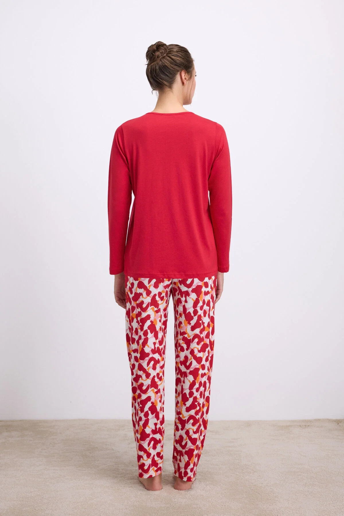 Anıl marka kırmızı uzun kollu tişört ve desenli pantolon pijama takımı, nefes alabilen kumaş, kadın pijama