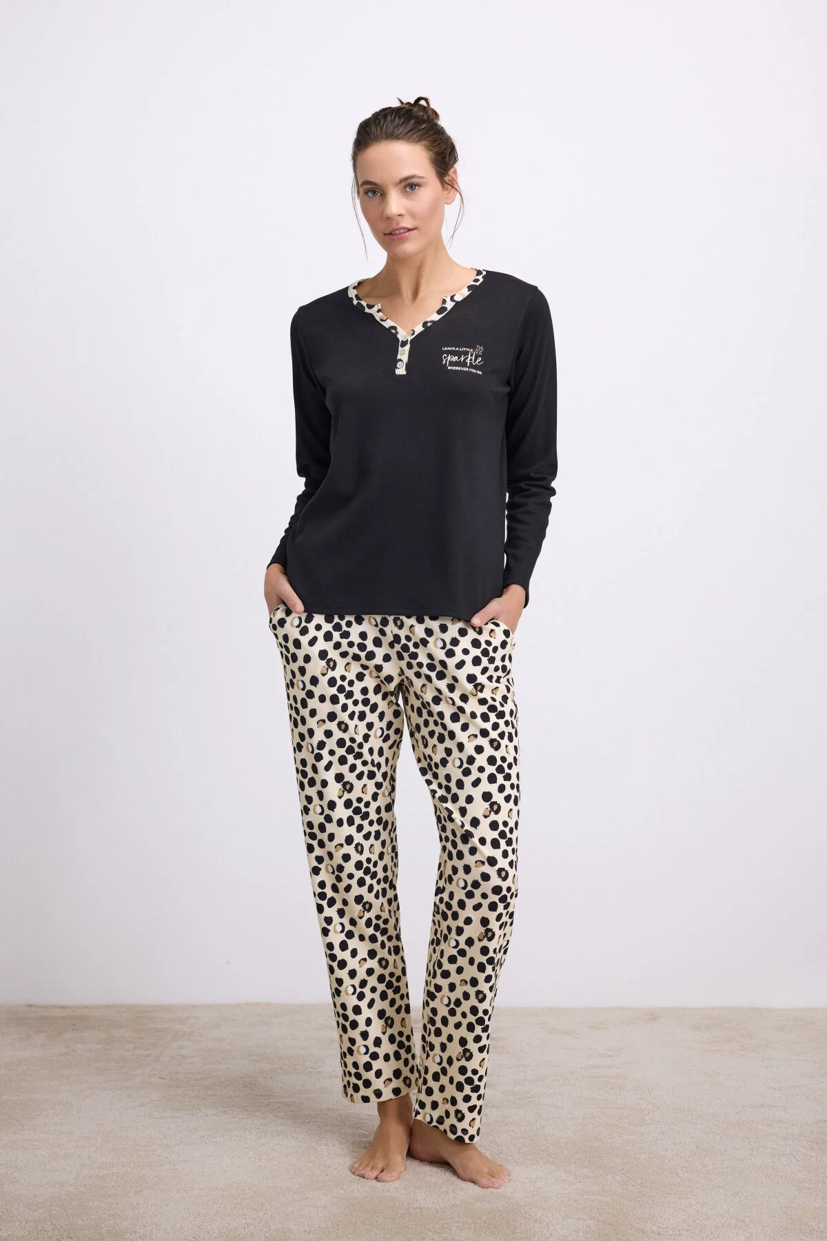 Anıl Anıl Kadın Uzun Kollu T-Shirt ve Pantolon Pijama Takımı – %100 Pamuk, Leopar Desen Detaylı 11549 Pijama Takımları Toptan