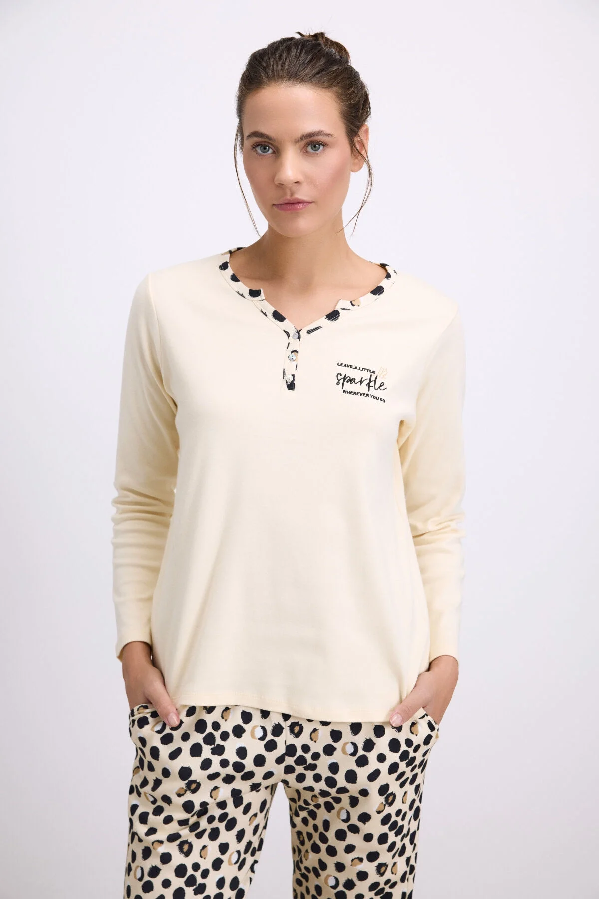 Anıl marka kadın uzun kollu leopar desenli pijama takımı, %100 pamuk, kremi ton, model ön görünüm