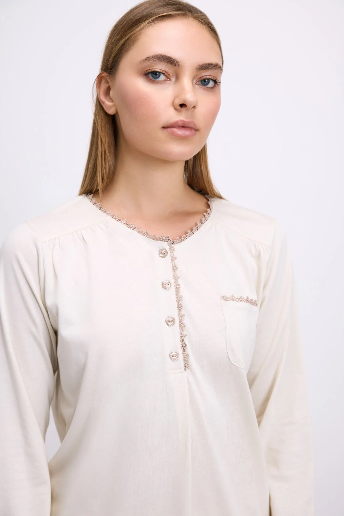 Anıl marka kadın uzun kollu pijama takım seti, krem rengi, yaka düğmeli üst ve pantolon, rahat günlük kullanım