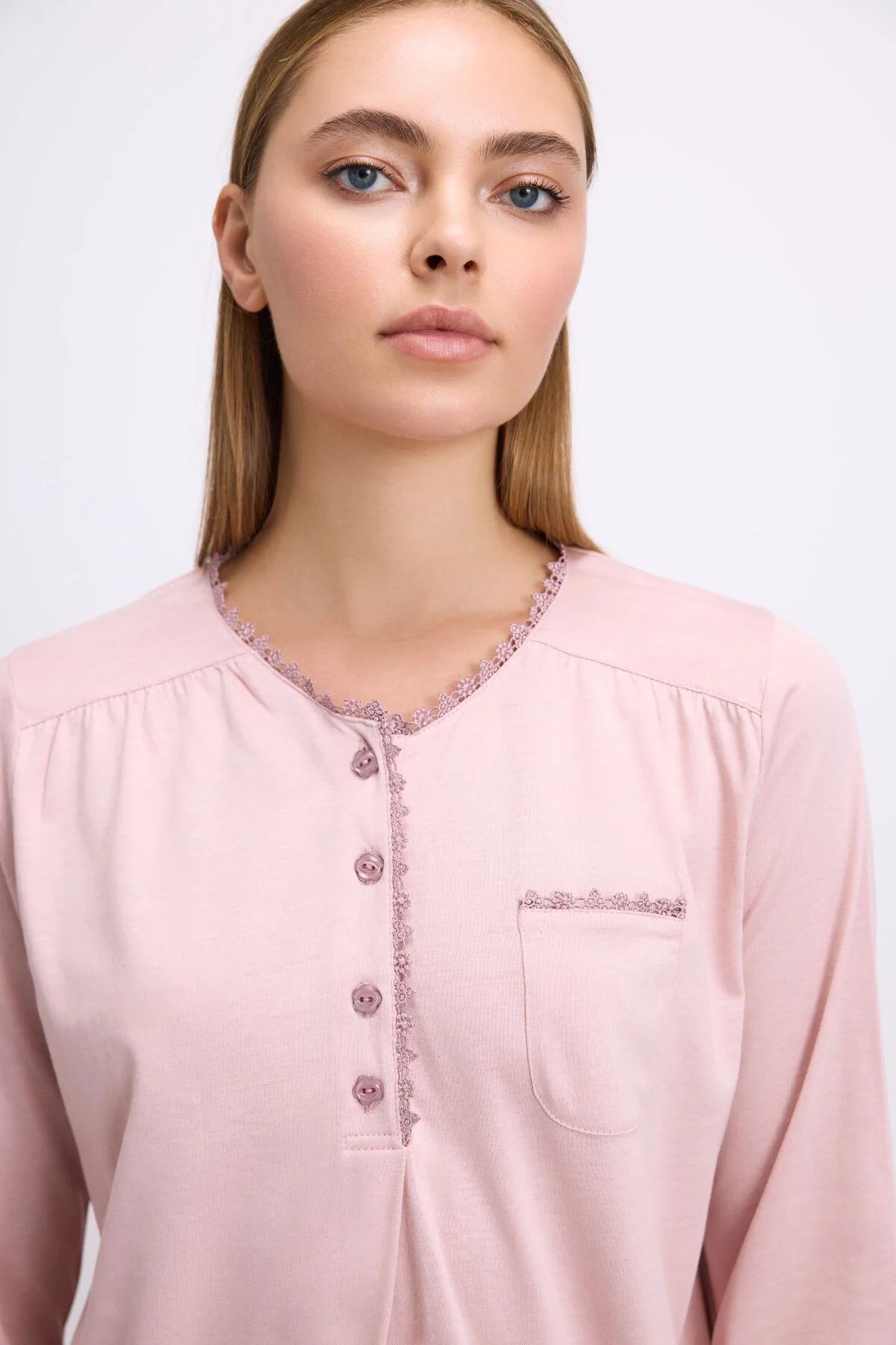 Anıl marka kadın uzun kollu pijama takımı, pembe renk, düğme detaylı bluz ve pantolon, rahat günlük giyim