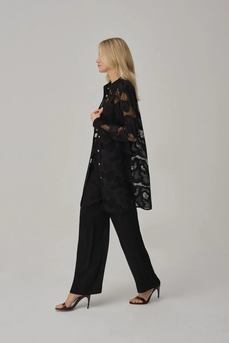 Kadın siyah kimono lu pijama takımı, Pierre Cardin markası, klasik desenli, model ön görünümü, rahat ve stil dolu gece giyimi