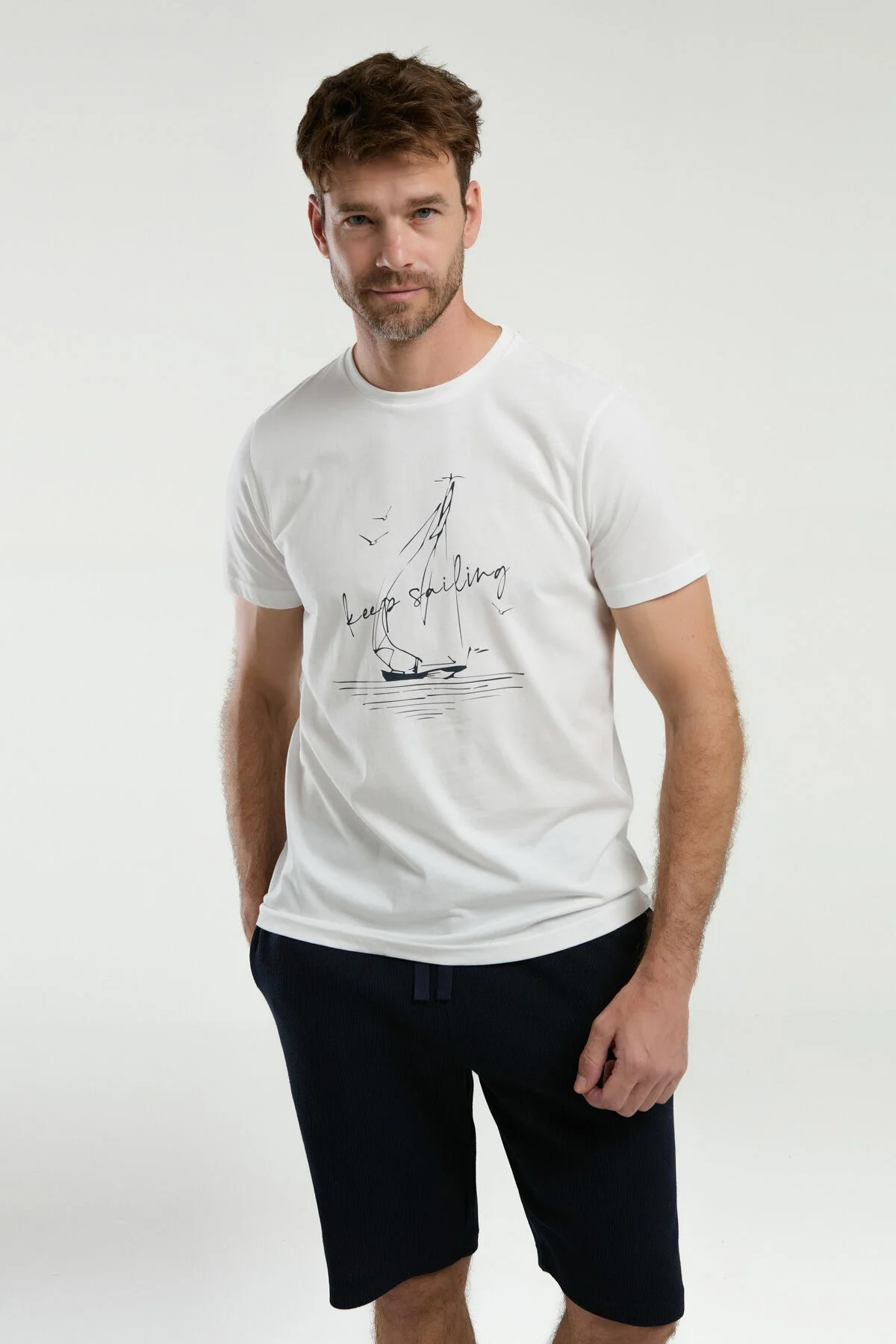 Arnetta Erkek Beyaz Bermuda Takım, siyah detaylı beyaz t-shirt ile eşleştirilmiş, modern erkek yaz giyim modeli