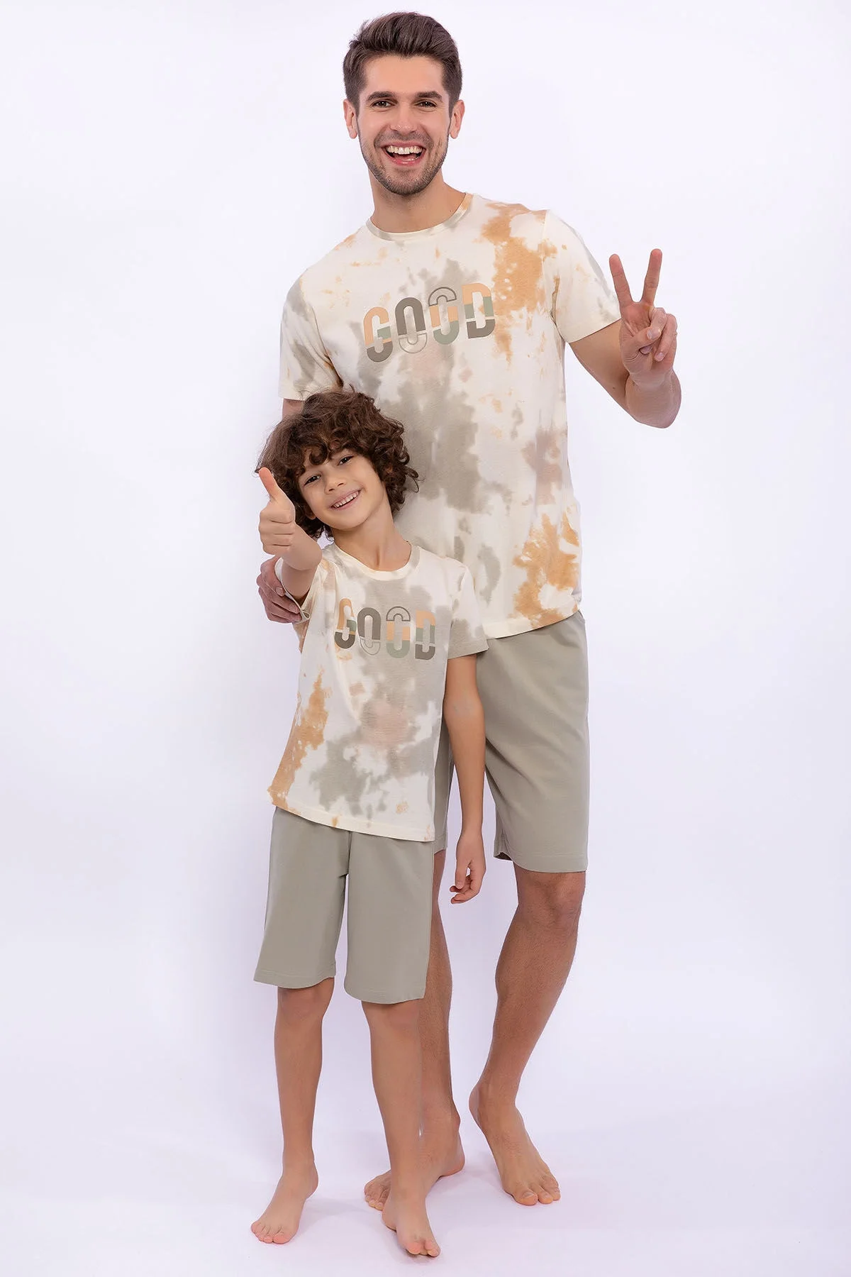 Arnetta Erkek Çocuk Beyaz Bermuda Takım, tie-dye desenli üst ve krem rengi kısa pantolon, çocuk giyim kategorisinde erkek çocuk için ideal yazlık takım elbette