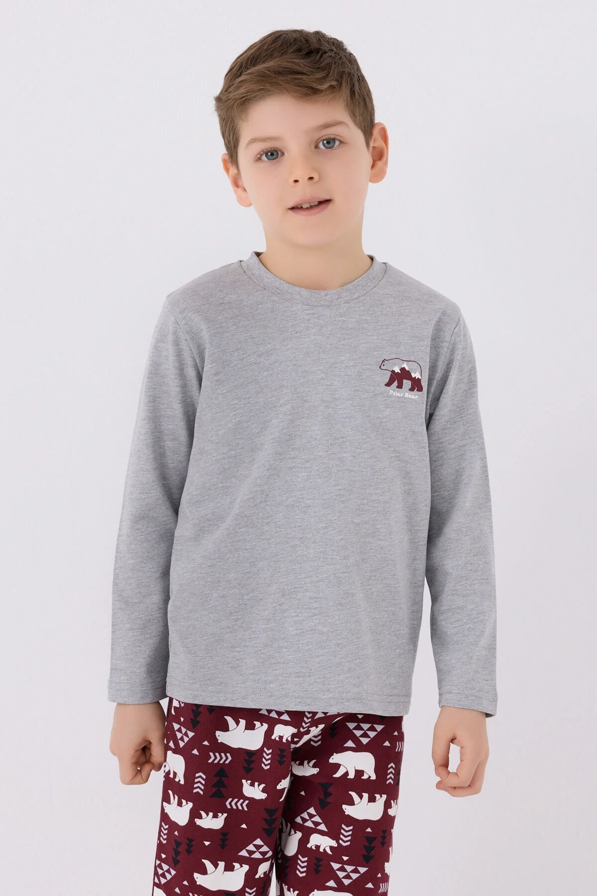 Gri ve kırmızı polar ayı desenli erkek çocuk pijama takımı, Arnetta markası, tam vücut görünümü