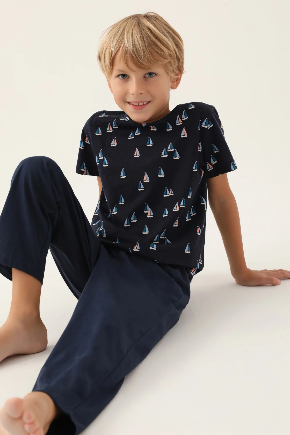 Lacivert deniz yelkenli desenli Arnetta erkek çocuk pijama takımı, ön ve yan görünüm, çocuk modeli