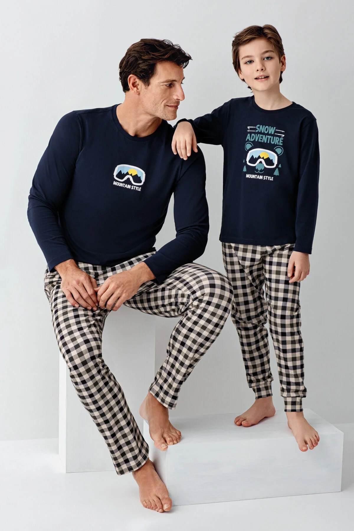 Lacivert 'Snow Adventure' yazısı ve kareli pantolonlu erkek çocuk pijama takımı, Arnetta markası, çocuk iç giyim