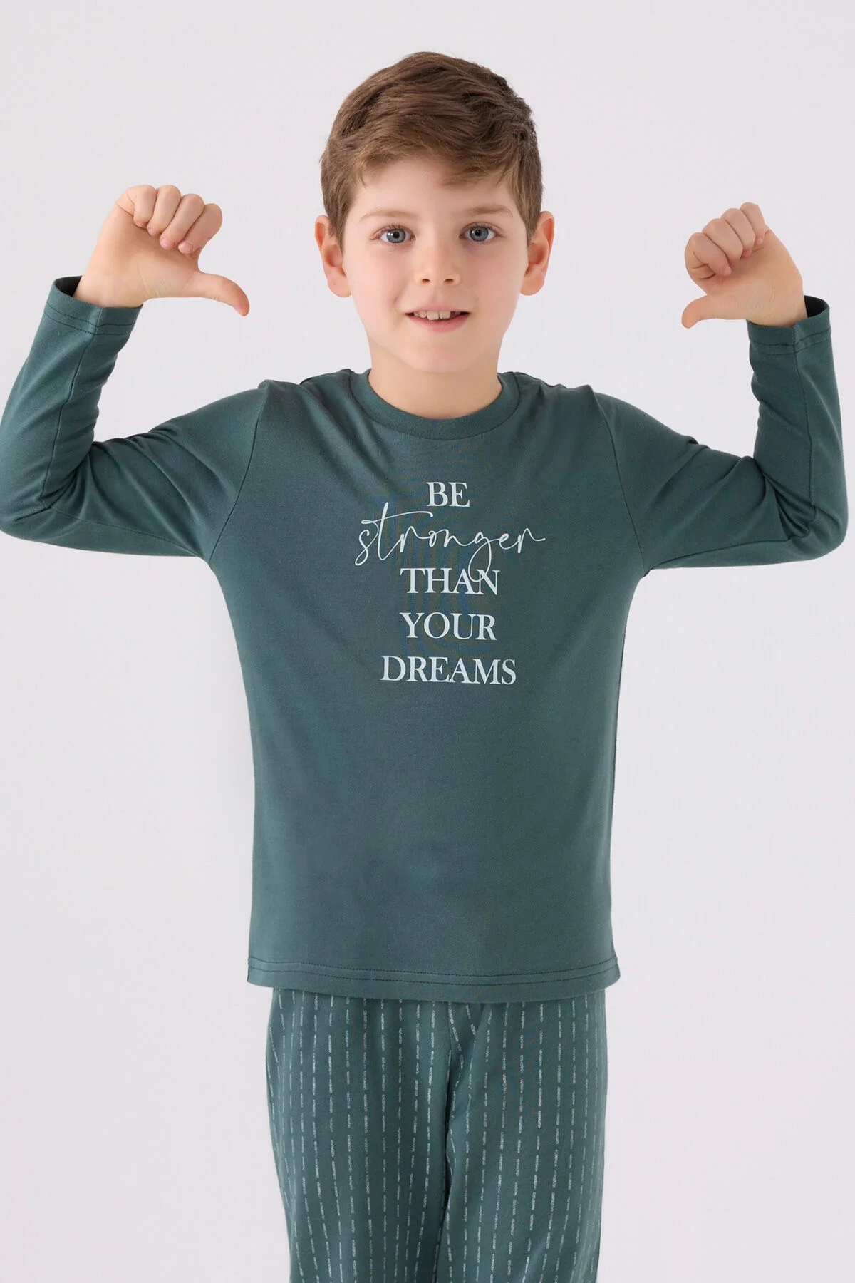 Mavi pijama takımı, Arnetta markası, erkek çocuk, uzun kollu üst ve çizgili pantolon, 'Be stronger than your dreams' yazısı