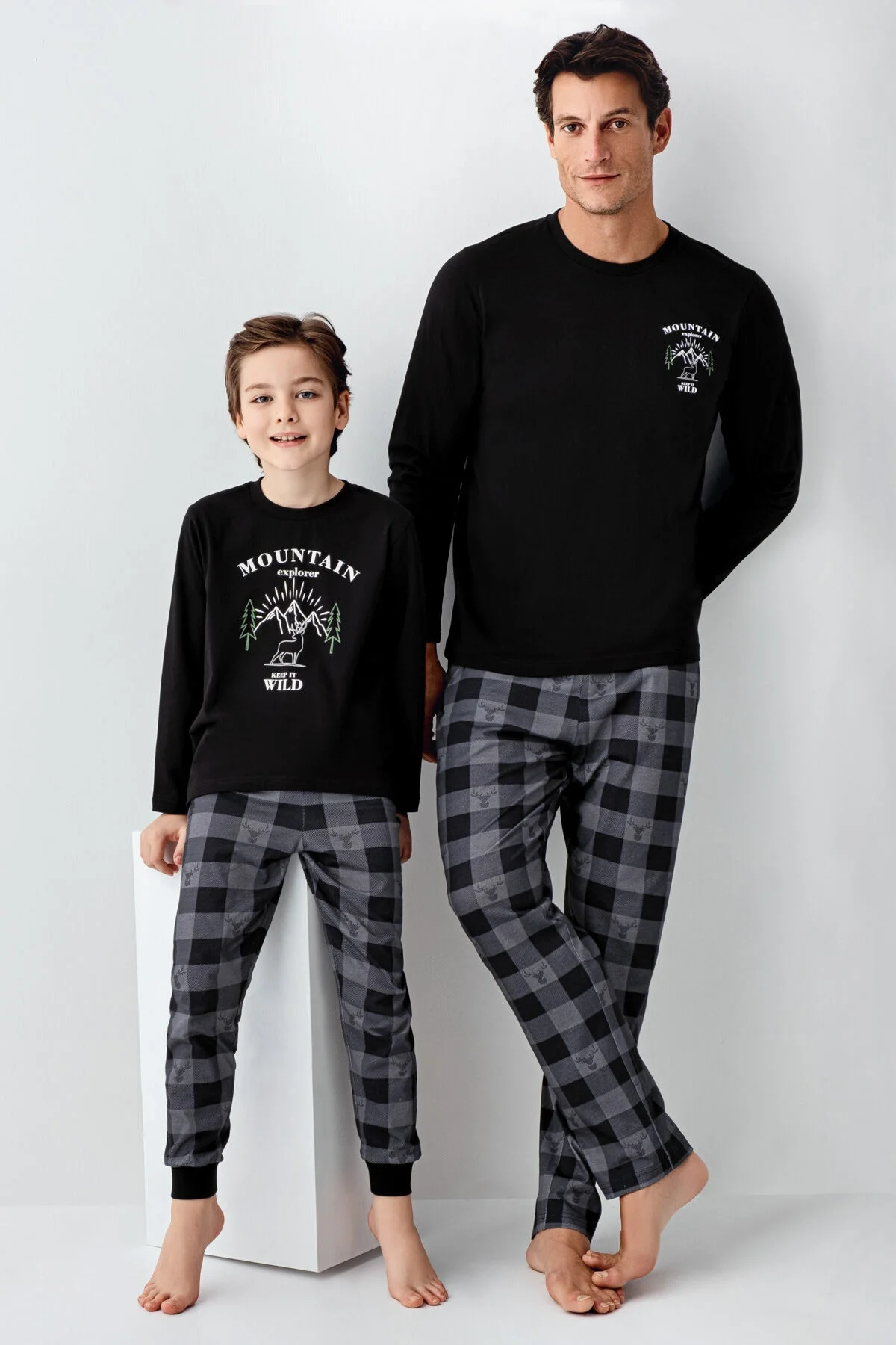 Siyah kumaşlı erkek çocuk pijama takımı, koyu gri kareli pantolon ve dağ desenli üst, Arnetta markası