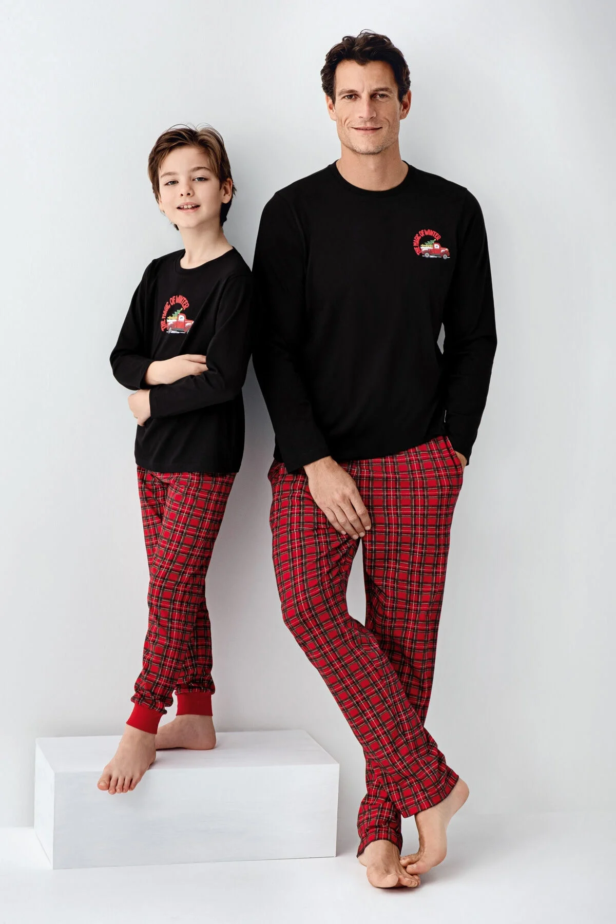 Siyah üst ve kırmızı kareli pantolonlu erkek çocuk pijama takımı, Arnetta markası, Noel teması desenli