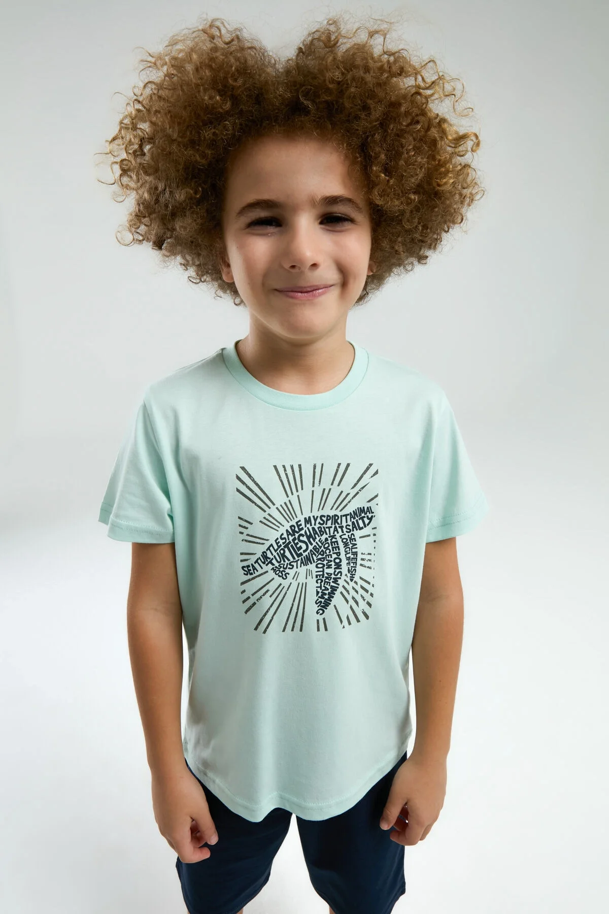 Arnetta Erkek Çocuk Yeşil Bermuda Takım, çocuk modeliyle ön görünüm, açık mavi t-shirt ve koyu mavi kısa pantolon