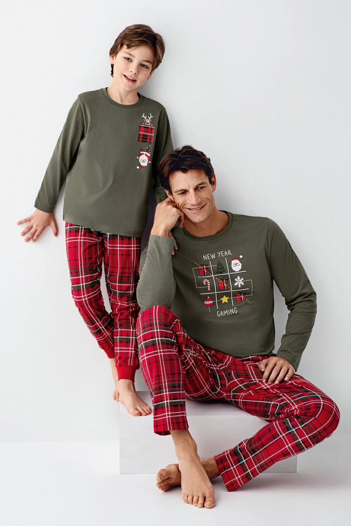 Yeşil gömlek ve kırmızı kareli pantolonlu erkek çocuk pijama takımı, Noel temalı kürkli sütyen detaylı, Arnetta markası