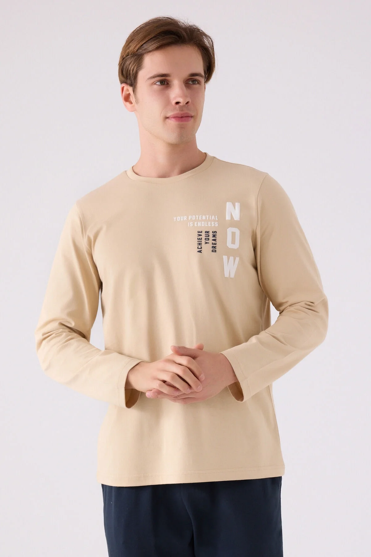 Arnetta Erkek Krem Pijama Takımı, krem gömlek ve koyu mavi pantolon, modern tasarım, üstte 'NOW' yazısı, erkek iç giyim