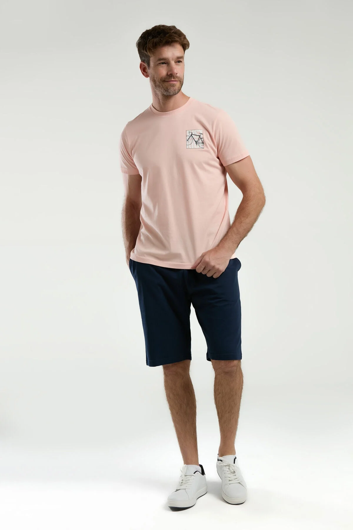 Arnetta erkek pembe Bermuda takım elbette, model ön görünümü, kıyafet detayları ve marka logosu