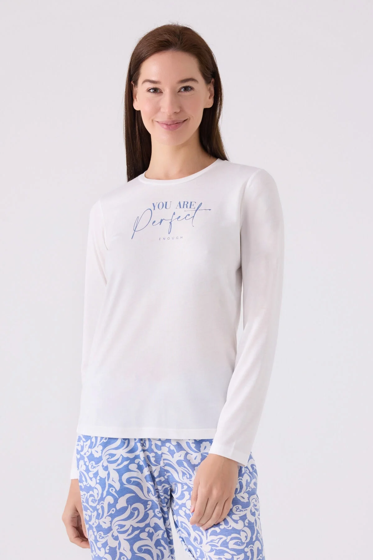 Arnetta marka kadın beyaz pijama takımı, mavi desenli pantolon ve 'You Are Perfect' yazısı, rahat günlük giyim