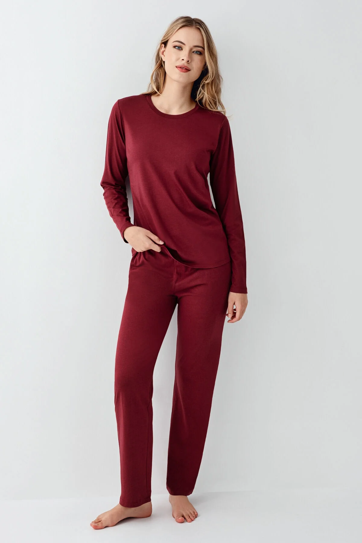 Arnetta marka bordo renkli kadın pijama takımı, uzun kollu üst ve pantolon, rahat ve modern tasarımlı