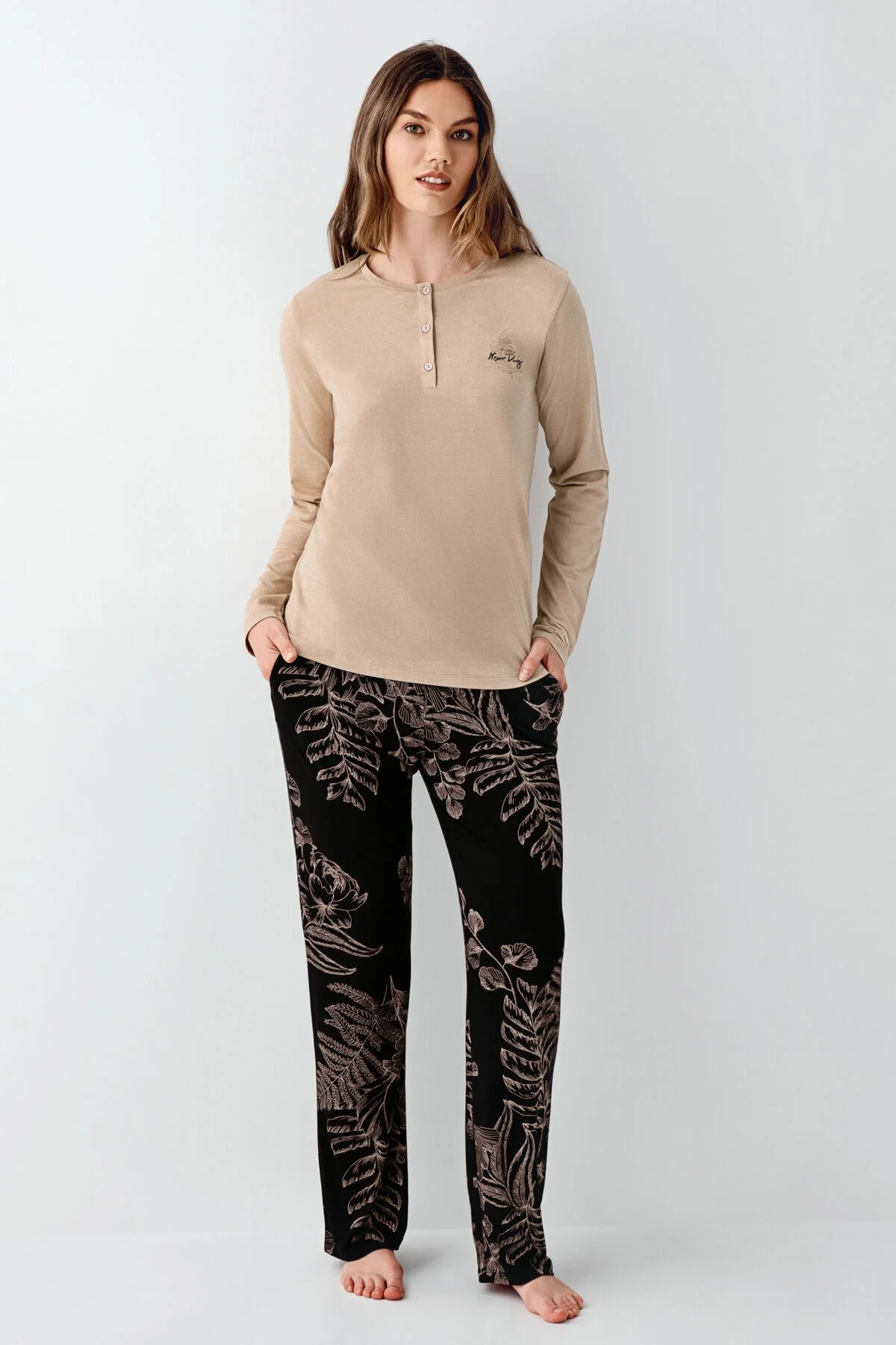 Kahverengi dantelli üst ve siyah yaprak desenli pantolonlu Arnetta kadın pijama takımı, model ön görünümü