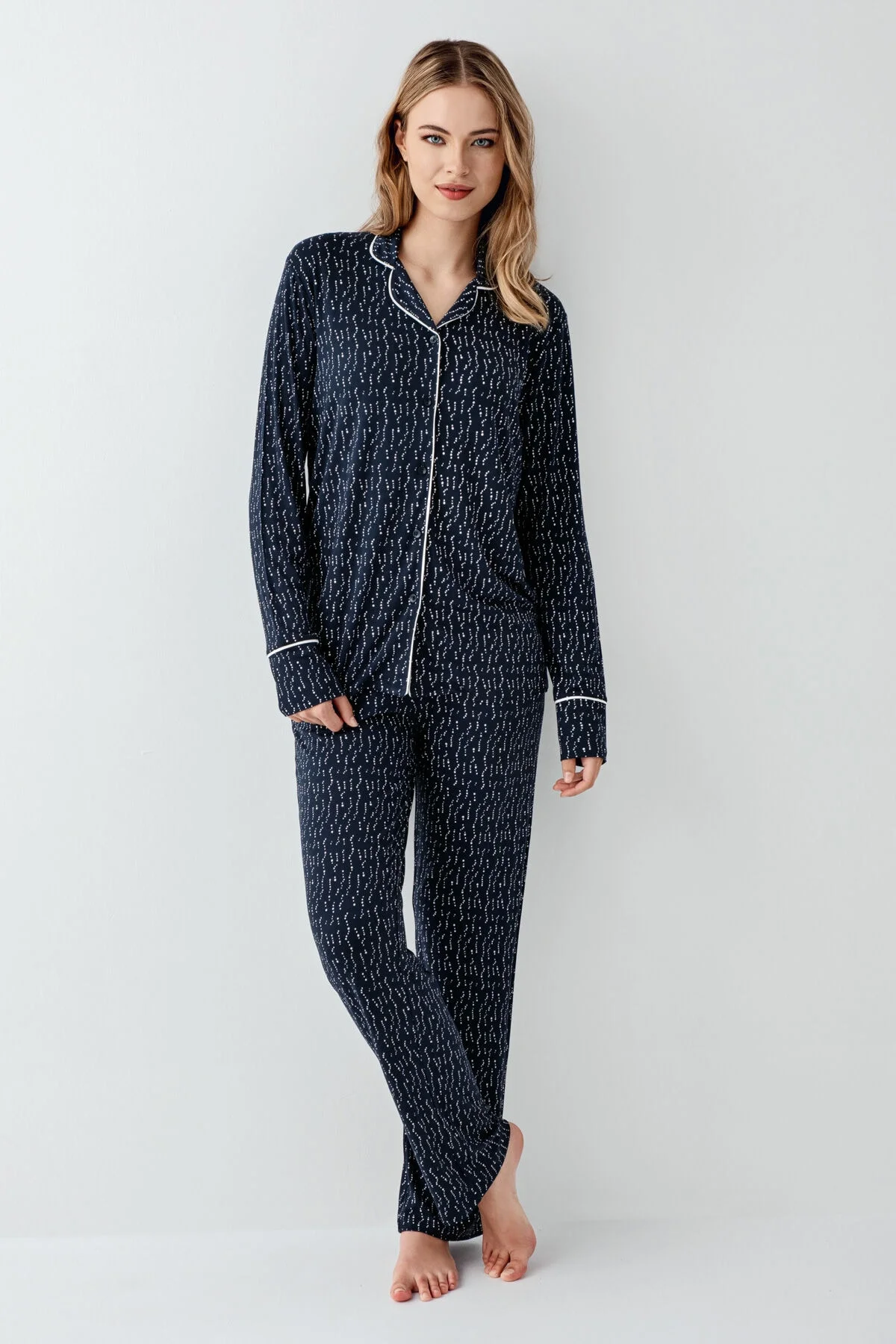 Arnetta marka lacivert dantelli pijama takım, beyaz nokta desenli kadın pijama seti, rahat ve stil dolu gece giyimi